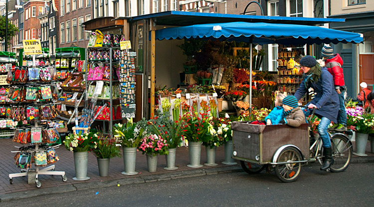 Tři děti a maminka na projížďce centrem města