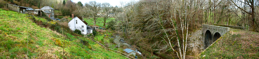 Pohled na mlýn a viadukt